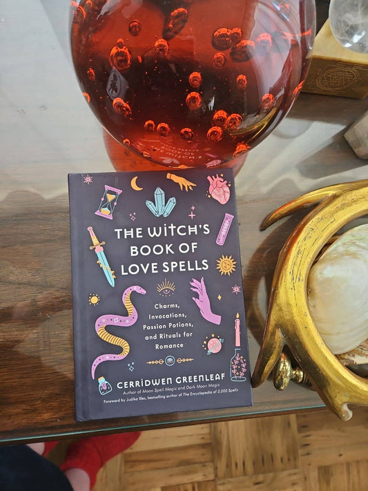 The Witch’s Book of Love Spells by Cerridwen Greenleaf (Hardcover)